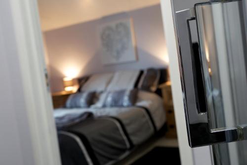 Una cama o camas en una habitación de Penrhosmawr