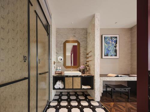 a bathroom with a sink and a mirror at Aranciel 阿岚若 High-Rise River View Hotel -Jiefangbei Area-Hongya Cave in Chongqing