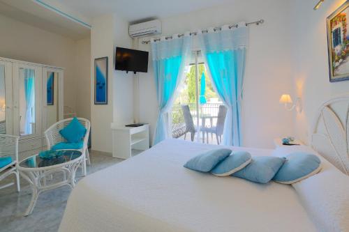 Un pat sau paturi într-o cameră la Hotel La Calanque