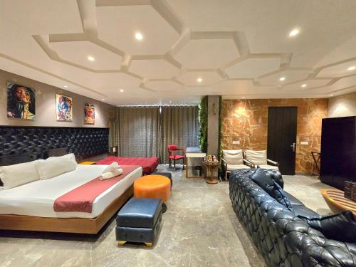 a hotel room with a bed and a couch at Hotel Royal Castle Grand in New Delhi