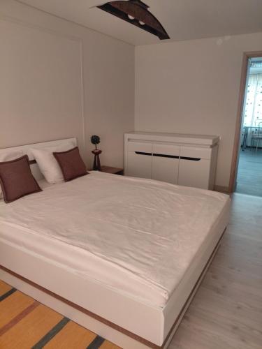 a bedroom with a large white bed in a room at SV Apartment in Jõhvi