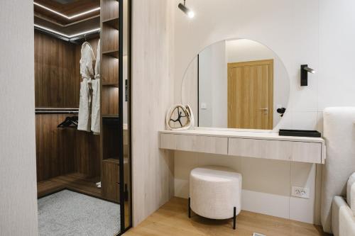 a bathroom with a sink and a mirror at CIA apartmani - Arandjelovac Bekatown Apartment in Arandelovac