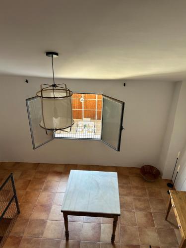 an empty room with a table and a window at Casa el Estanco in Barracas