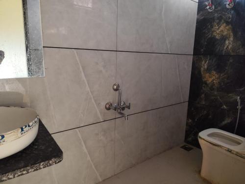 a bathroom with a sink and a toilet at Patidar Villa Mount Abu in Mount Ābu