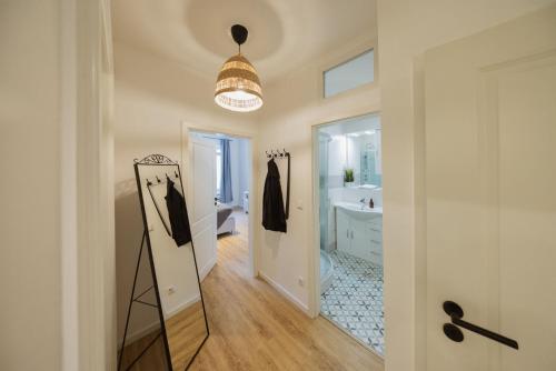 a hallway with a mirror and a bathroom at HYGGE HOMES - Apartment 'gamleby' in Lüneburg