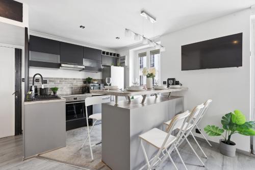 2BR Boutique Apartment Near Bastille with Netflix
