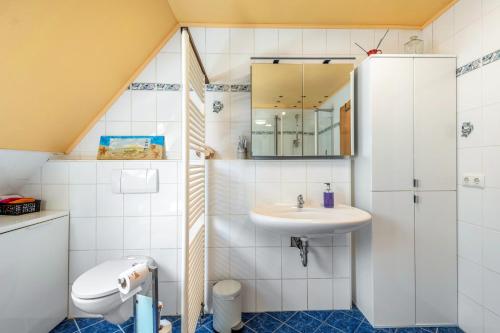 a bathroom with a sink and a toilet and a mirror at Geräumiges Haus mit Garten Terasse in Nuremberg