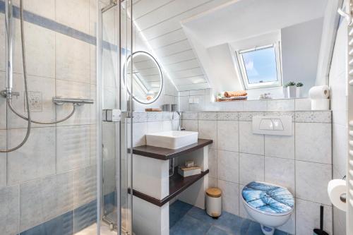 a bathroom with a shower and a sink and a toilet at Ferienwohnung an der Bieke in Olsberg