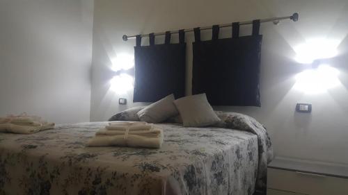 a bedroom with a bed with two towels on it at La Casa Dei Sogni in Gallico