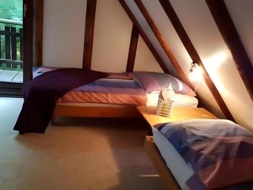 two beds in a room with a window at Ferienhaus Tindy am Silbersee in Frielendorf