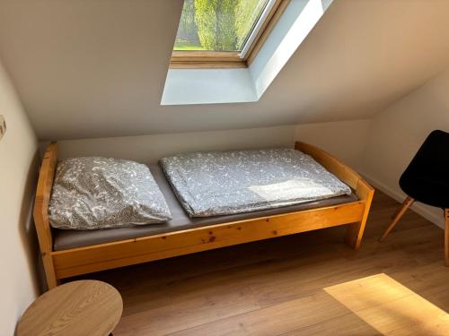 a small bed in a small room with a window at Hochwertige Monteurunterkunft in Zarrentin