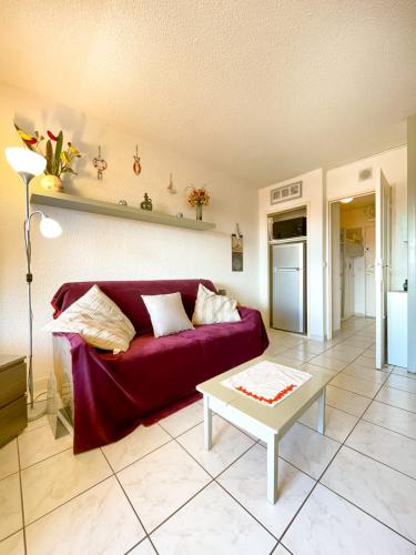 Bright apartment with pool