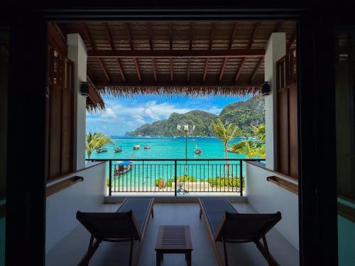 ein Zimmer mit Meerblick vom Balkon in der Unterkunft Phi Phi at Pier in Ko Phi Phi