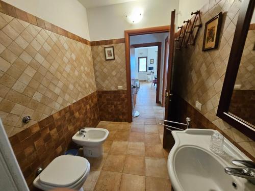 ein Badezimmer mit Toilette, Bidet und Waschbecken in der Unterkunft Masone Verde in Castiadas