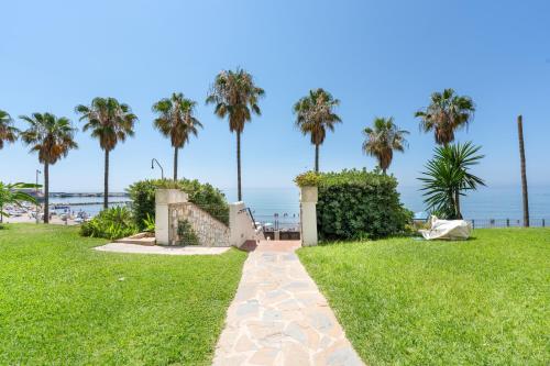Apartment Overlooking the Beach photo 31