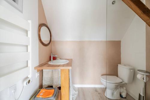 a bathroom with a sink and a toilet at La Grange in Reichstett