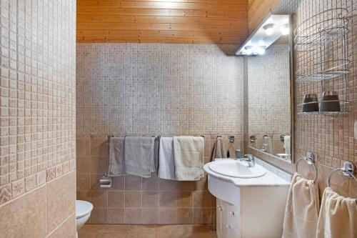 a bathroom with a sink and a toilet at Moijama 12 in Los Llanos de Aridane