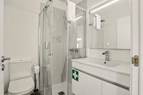 a bathroom with a shower and a toilet and a sink at Casa Albano 3 in Caldas da Rainha