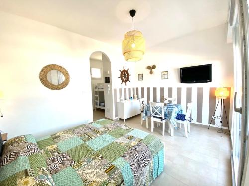 a bedroom with a bed and a dining room at Vear Hausing - Piramidi 17 in Lido delle Nazioni