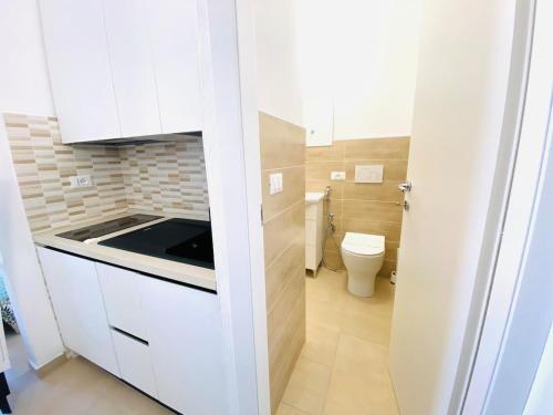 a small bathroom with a sink and a toilet at Vear Hausing - Piramidi 17 in Lido delle Nazioni
