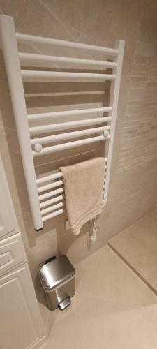 a bathroom with a toilet and a towel at Complejo Vallsun in Estepona