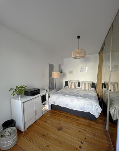 a bedroom with a bed and a desk and a bed at Cosy Néroli - T3 - Parking privée plein centre ville in Pau