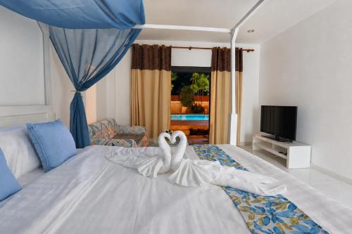 a swan decoration on a bed in a bedroom at Chalong Pool Courtyard in Ban Na Bon