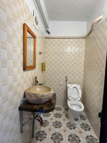 a bathroom with a sink and a toilet at The Link farmstay in Sa Pả