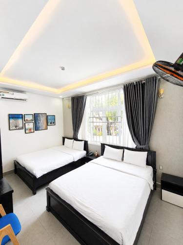 a bedroom with two beds and a window at THAO LIEN HOTEL in Con Dao