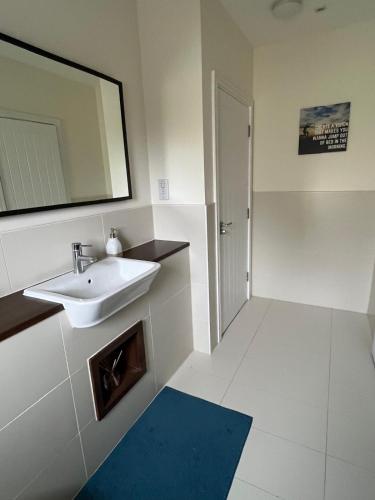 a bathroom with a sink and a mirror at Modern Private Rooms in Chelmsford with Workspace & Free Parking in Chelmsford