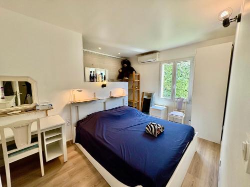 a small bedroom with a bed and a desk at Les Carnoulettes in Carnoules