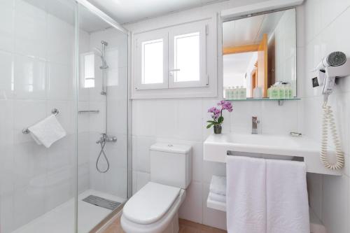 a white bathroom with a toilet and a shower at MUR Bungalows Parque Romantico in Playa del Ingles