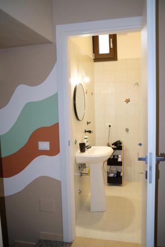 a bathroom with a sink and a mirror at Bruner Haus - Casa Vacanze in Castelmezzano