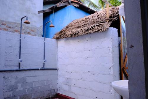 a bathroom with a blue tub and a sink at Wonder Surf Hostel in Arugam Bay