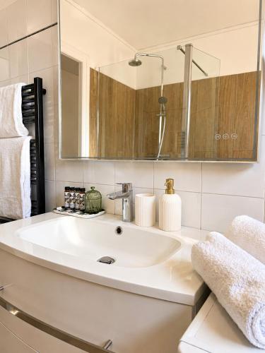 Home Riviera - One-Bedroom Apartment Near Beach