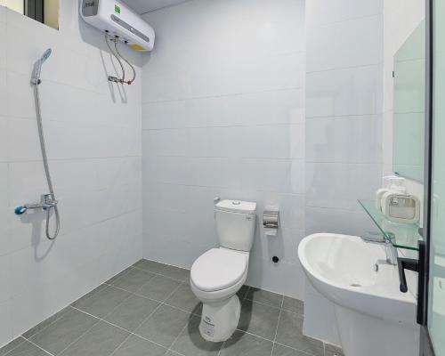 a bathroom with a toilet and a sink at 359 Beach Hotel in Phú Xá
