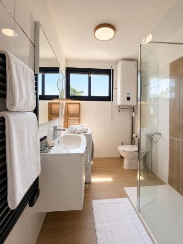 Home Riviera - One-Bedroom Apartment Near Beach