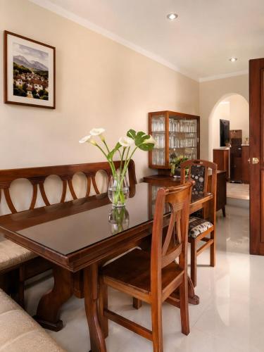a dining room with a table and chairs at Rolys House in Los Baños del Inca