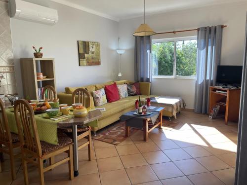 VILLA EBER - independent 1 & 2 bedroom apartments, pool, air con, fast Wi-Fi, near old town of Albufeira and beaches