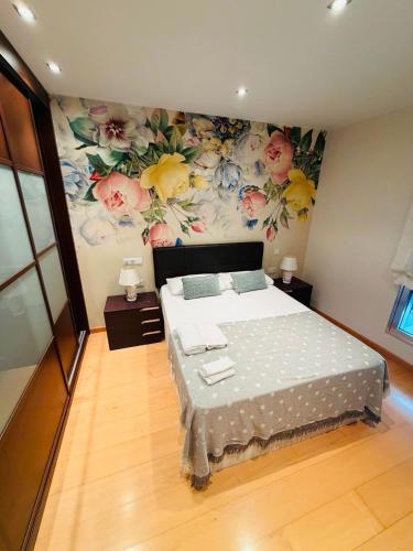 a bedroom with a bed with a floral wallpaper at Teatro de Caesar Augusta in Zaragoza