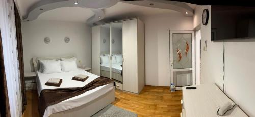 a bedroom with two beds and a mirror at Casa Maya in Douăzeci şi Trei August