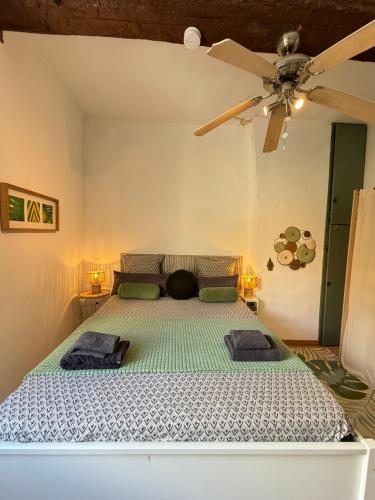 a bedroom with a bed with two pillows on it at Maison cosy 5 pers 2 suites parentales Proche Mer& Narbonne in Coursan