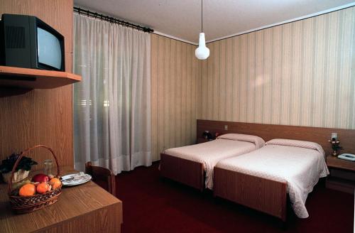Lova arba lovos apgyvendinimo įstaigoje Hotel Margna