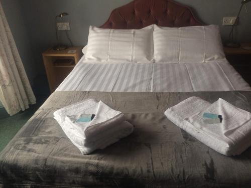 Ein Bett oder Betten in einem Zimmer der Unterkunft Glendower Hotel