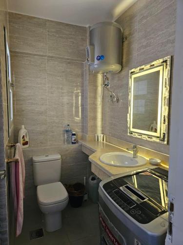 ein kleines Badezimmer mit Toilette und Waschbecken in der Unterkunft Lagoon Blumar Hotel Chalet in Ain Suchna
