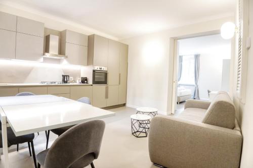 Monforte Premium Apartment - Steps from San Babila