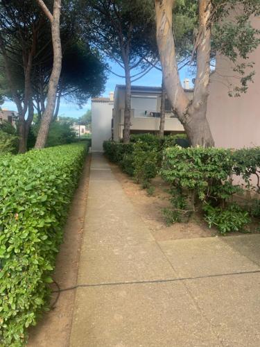 Rez de jardin Pinède Proximité Quartier Naturiste