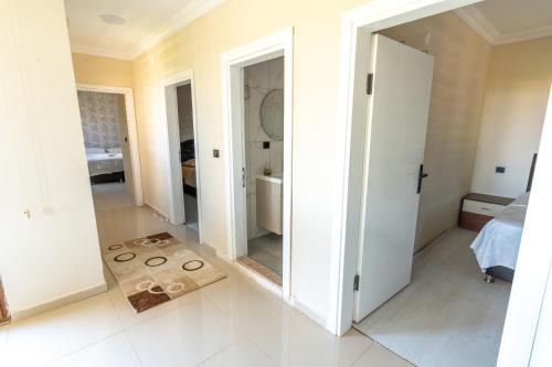 a white room with a mirror and a bedroom at Natural Villas Trabzon in Komera