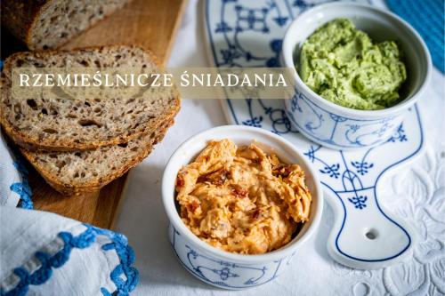a table topped with a bowl of guacamole and bread at Gościniec Bocianowo - oaza ciszy i spokoju wśród alpak in Stręgiel