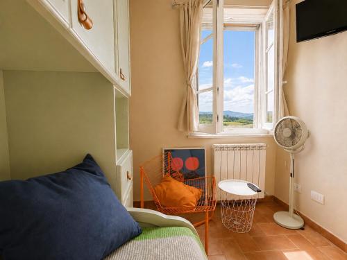 a small room with a bed and a window at Capozucca Home in Città della Pieve